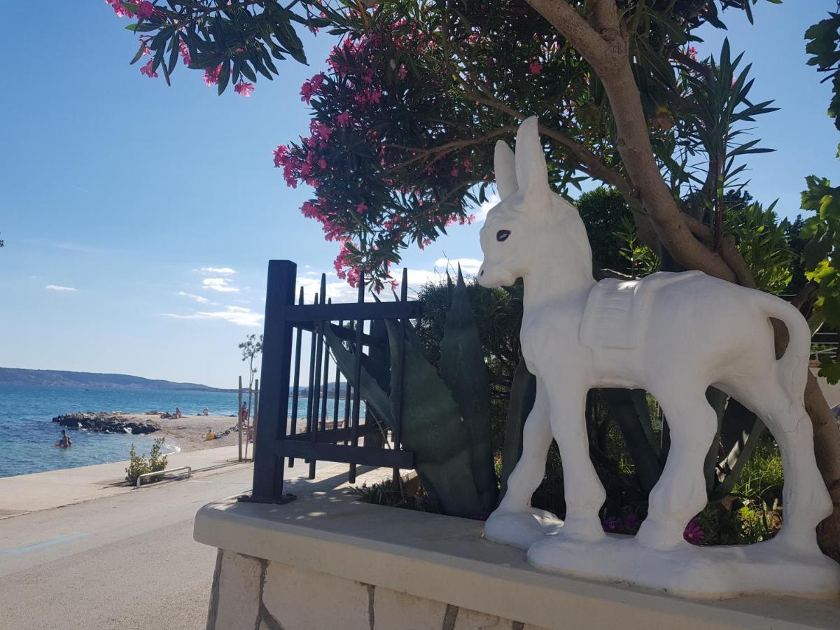 Apartman Figaro Pogled Od Milijun Dolara, 2 Tusa, 2 Wc Kaštela Exteriör bild